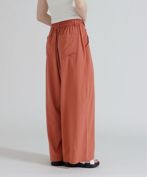 AVIREX(アヴィレックス)の「DESIGN BELT TUCK DETAIL PANTS(その他パンツ・レディース・ブラック/オリーブ/レンガ・F)」の17枚目の写真