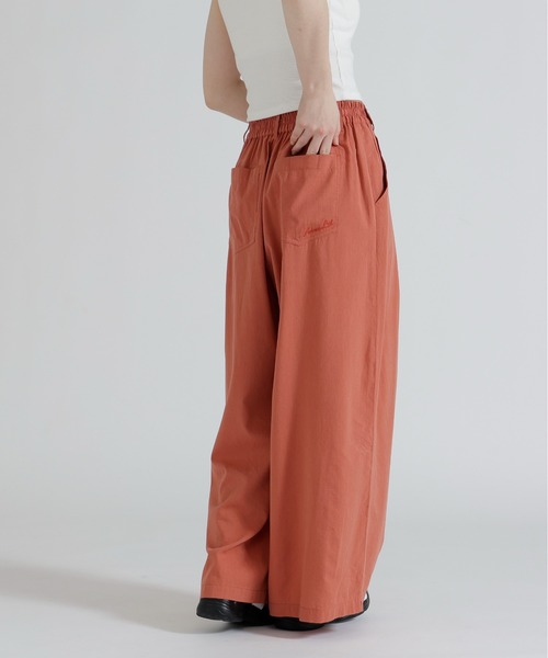 AVIREX(アヴィレックス)の「DESIGN BELT TUCK DETAIL PANTS(その他パンツ・レディース・ブラック/オリーブ/レンガ・F)」の18枚目の写真