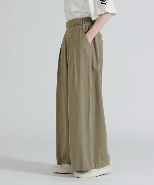 AVIREX(アヴィレックス)の「DESIGN BELT TUCK DETAIL PANTS(その他パンツ・レディース・ブラック/オリーブ/レンガ・F)」の4枚目の写真