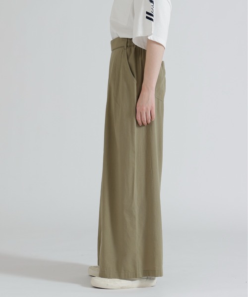 AVIREX(アヴィレックス)の「DESIGN BELT TUCK DETAIL PANTS(その他パンツ・レディース・ブラック/オリーブ/レンガ・F)」の5枚目の写真