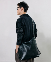 BEDFORD11TH（ベッドフォードイレブンス）の「14インチ収納リバーサイドスラウチホーボーメッセンジャー[ブラックレザー]（メッセンジャーバッグ）」