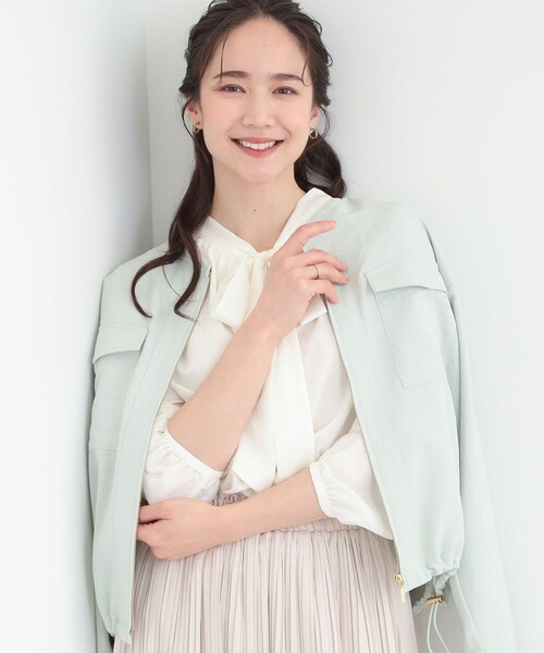 SHOO・LA・RUE（シューラルー）の「【S-LL】サッと羽織れてきれい見え　フラップポケット ノーカラーブルゾン（ブルゾン・レディース・グリーン系/アイボリー/ネイビー・01/02/03/04）」の2枚目の写真