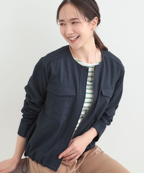 SHOO・LA・RUE（シューラルー）の「【S-LL】サッと羽織れてきれい見え　フラップポケット ノーカラーブルゾン（ブルゾン・レディース・グリーン系/アイボリー/ネイビー・01/02/03/04）」の3枚目の写真