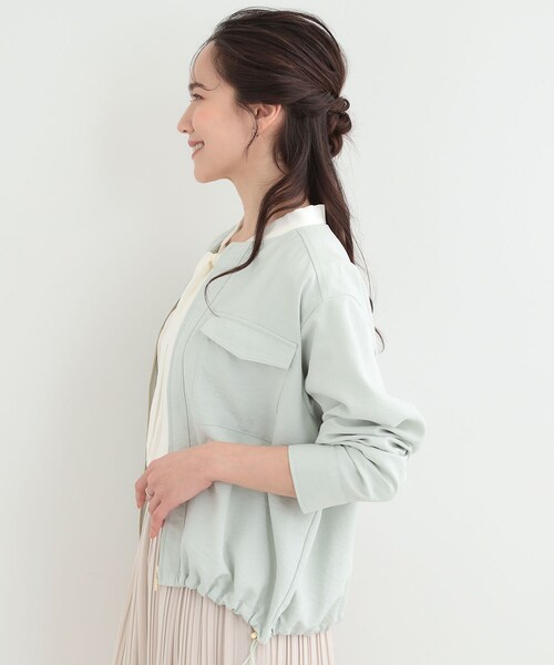 SHOO・LA・RUE（シューラルー）の「【S-LL】サッと羽織れてきれい見え　フラップポケット ノーカラーブルゾン（ブルゾン・レディース・グリーン系/アイボリー/ネイビー・01/02/03/04）」の21枚目の写真