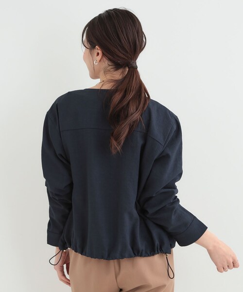 SHOO・LA・RUE（シューラルー）の「【S-LL】サッと羽織れてきれい見え　フラップポケット ノーカラーブルゾン（ブルゾン・レディース・グリーン系/アイボリー/ネイビー・01/02/03/04）」の17枚目の写真