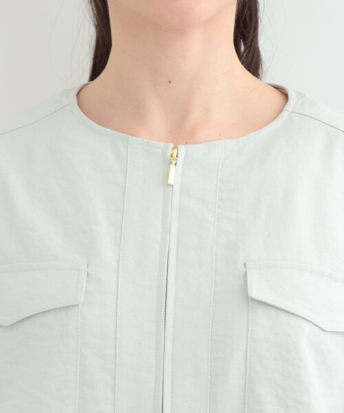 SHOO・LA・RUE（シューラルー）の「【S-LL】サッと羽織れてきれい見え　フラップポケット ノーカラーブルゾン（ブルゾン・レディース・グリーン系/アイボリー/ネイビー・01/02/03/04）」の9枚目の写真