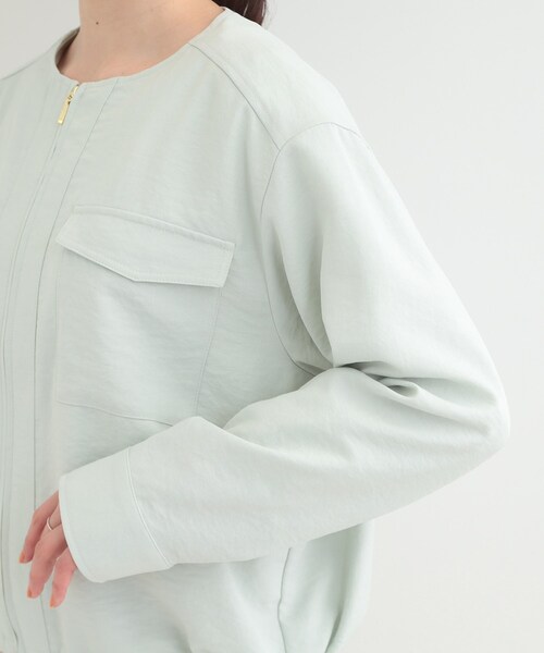 SHOO・LA・RUE（シューラルー）の「【S-LL】サッと羽織れてきれい見え　フラップポケット ノーカラーブルゾン（ブルゾン・レディース・グリーン系/アイボリー/ネイビー・01/02/03/04）」の8枚目の写真