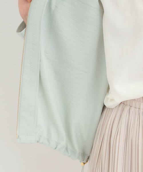 SHOO・LA・RUE（シューラルー）の「【S-LL】サッと羽織れてきれい見え　フラップポケット ノーカラーブルゾン（ブルゾン・レディース・グリーン系/アイボリー/ネイビー・01/02/03/04）」の5枚目の写真