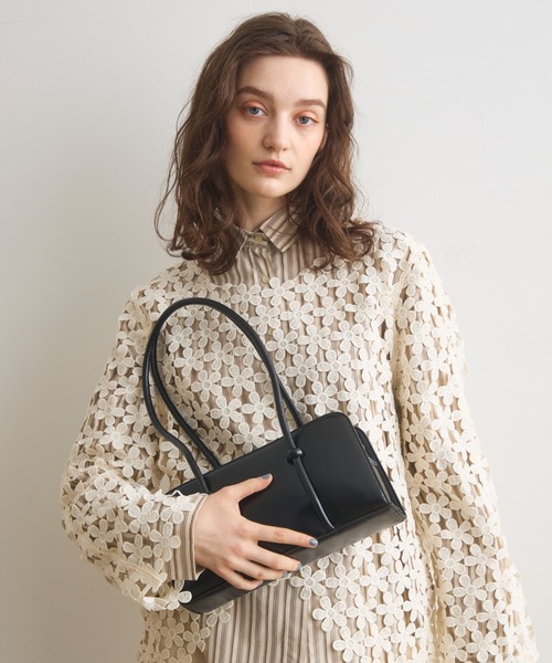 Crisp(クリスプ)の「2wayナローハンドルスクエアバッグ(ショルダーバッグ・レディース・ダークブラウン/ブラック・FREE)」の1枚目の写真