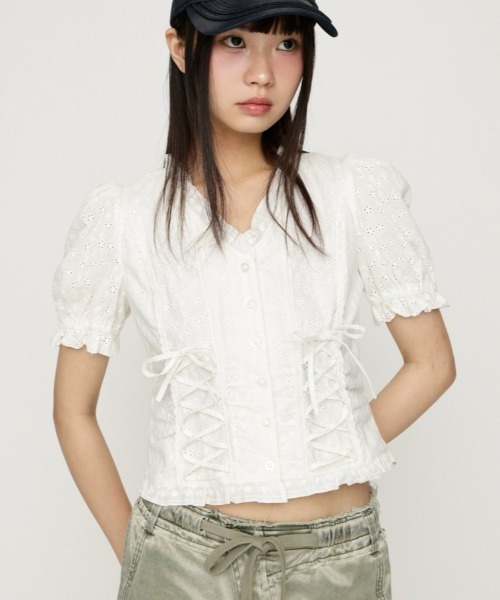 SLY(スライ)の「COTTON LACE LACE UP BL コットンレースレースアップブラウス 春服 夏服(シャツ/ブラウス・レディース・オフホワイト/ライトブルー/ブラック・FREE)」の2枚目の写真