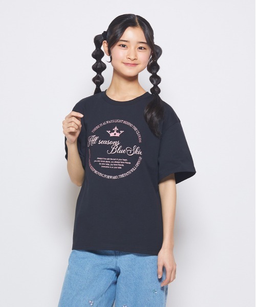Right-on(ライトオン)の「VIVIAN BLUE(ヴィヴィアンブルー)ロゴプリントTシャツ(Tシャツ/カットソー・キッズ・ブラック/ホワイト・110/120/130/140/150/160)」の1枚目の写真