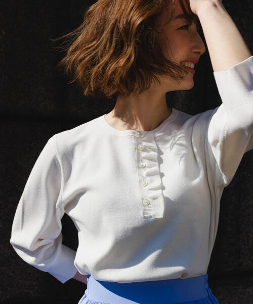 OPAQUE.CLIP（オペークドットクリップ）の「フリルヘンリーネックニット【洗濯機OK/抗ピル】（ニット/セーター・レディース・ライトグレー/ホワイト/ライトブルー/イエロー系その他/ブラック・40/38/36/42）」の2枚目の写真