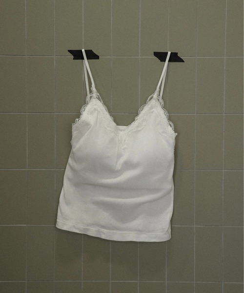 lawgy（ラウジー）の「v neck lace thin string cami / vネックレーススィンストリングキャミ（キャミソール・レディース・グレー/ブラウン/クリーム/ブラック/ホワイト・FREE）」の2枚目の写真