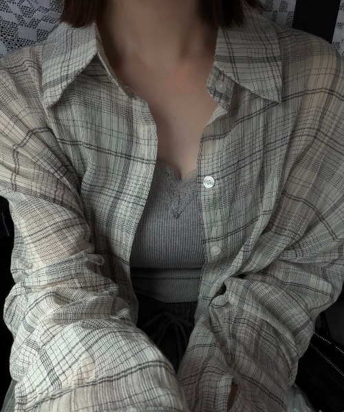 lawgy(ラウジー)の「v neck lace thin string cami / vネックレーススィンストリングキャミ(キャミソール・レディース・グレー/ブラウン/クリーム/ブラック/ホワイト・FREE)」の6枚目の写真