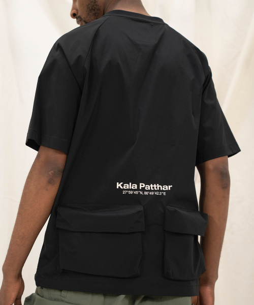 KALAPATTHAR（カラパタール）の「Woven Logo Back Pocket T-Shirt - Black（Tシャツ/カットソー・メンズ・その他・X-LARGE/LARGE/MEDIUM）」の4枚目の写真