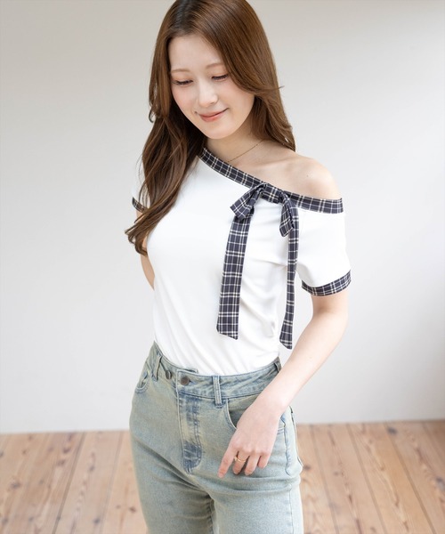 clear（クリア）の「チェックリボンワンショル半袖カットソー［骨格ウェーブ/韓国ファッション/Y2K］（Tシャツ/カットソー・レディース・アイボリー/ブラック・F）」の2枚目の写真