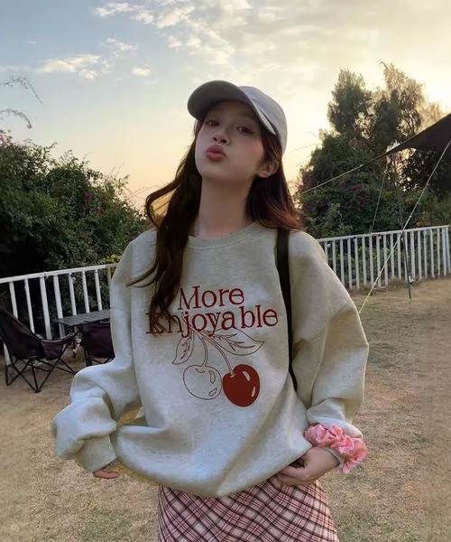 VIBGYOR(ヴィブジョー)の「【EIZZ/アイズ】チェリーグラフィック オーバーサイズ スウェット Tシャツ(Tシャツ/カットソー・レディース・ライトグレー・FREE)」の1枚目の写真