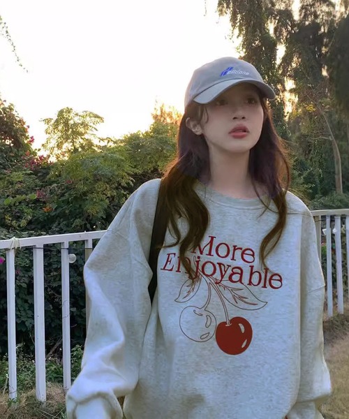 VIBGYOR(ヴィブジョー)の「【EIZZ/アイズ】チェリーグラフィック オーバーサイズ スウェット Tシャツ(Tシャツ/カットソー・レディース・ライトグレー・FREE)」の4枚目の写真