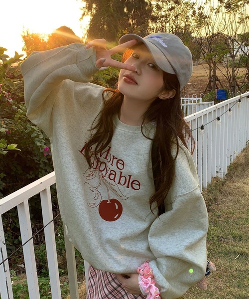 VIBGYOR(ヴィブジョー)の「【EIZZ/アイズ】チェリーグラフィック オーバーサイズ スウェット Tシャツ(Tシャツ/カットソー・レディース・ライトグレー・FREE)」の3枚目の写真