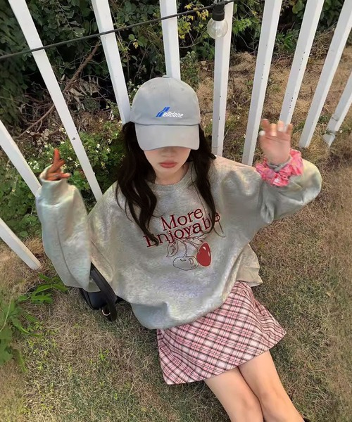 VIBGYOR(ヴィブジョー)の「【EIZZ/アイズ】チェリーグラフィック オーバーサイズ スウェット Tシャツ(Tシャツ/カットソー・レディース・ライトグレー・FREE)」の2枚目の写真