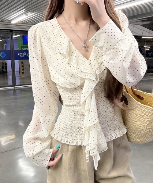AMAJI（アマジ）の「ドット柄 ラッフルフリルブラウス / シャーリング / シアー素材 / Ｖネック / モード / 2026 SS（シャツ/ブラウス・レディース・ホワイト/ブラック・LARGE/MEDIUM/SMALL）」の6枚目の写真