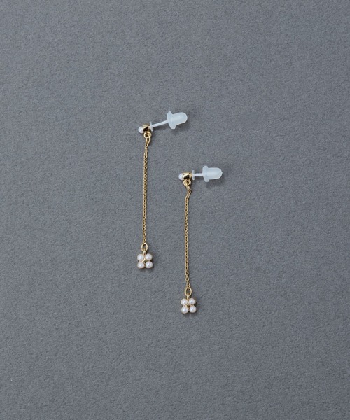 Phoebe(フィービィー)の「【金属アレルギー対応】タイニーフラワーロングセラミックポストピアス チェーンピアス/小粒パール/揺れるピアス(ピアス(両耳用)・レディース・ホワイト・FREE)」の4枚目の写真