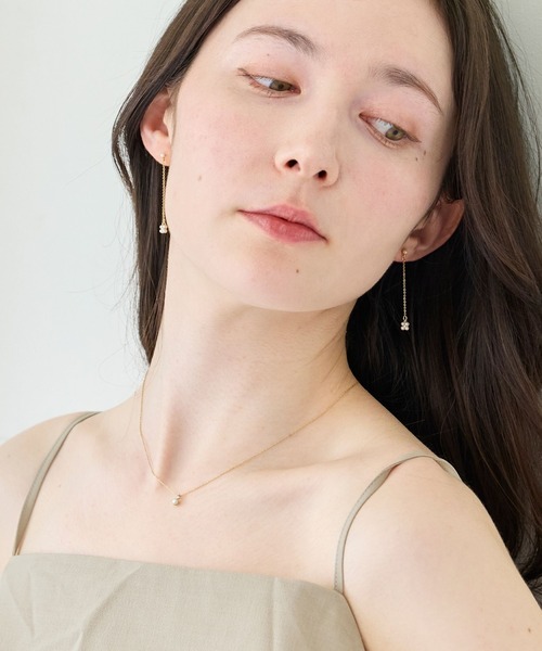Phoebe(フィービィー)の「【金属アレルギー対応】タイニーフラワーロングセラミックポストピアス チェーンピアス/小粒パール/揺れるピアス(ピアス(両耳用)・レディース・ホワイト・FREE)」の5枚目の写真