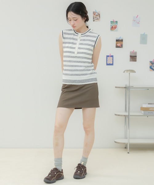 HEILIS（ヘイリス）の「ボーダーニットタンクトップ / ニットタンクトップ ニットベスト ボーダーニット ボーダートップス ノースリーブトップス ヘンリーネック フロントボタン レイヤードトップス サマーニット 春服 夏服 秋服 カジュアル フレンチカジュアル 韓国 大人カジュアル デイリー（タンクトップ・レディース・ブラック/グレー/アイボリー・FREE）」の8枚目の写真