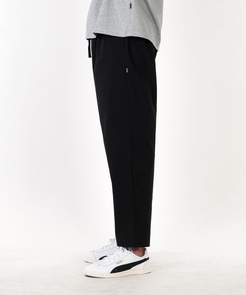 AOG PROJECT(エイオージープロジェクト)の「ライトベーシックテーパードパンツ(ブラック)(スラックス・メンズ・ブラック・LARGE/X-LARGE)」の2枚目の写真