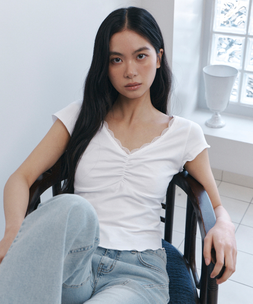 CURETTY(キュリティ)の「C V-NECK LACE SHIRRING TOP_WHITE(Tシャツ/カットソー・レディース・ホワイト・SMALL)」の1枚目の写真