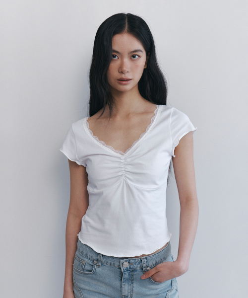 CURETTY(キュリティ)の「C V-NECK LACE SHIRRING TOP_WHITE(Tシャツ/カットソー・レディース・ホワイト・SMALL)」の2枚目の写真