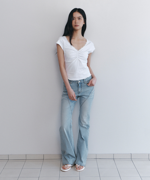 CURETTY(キュリティ)の「C V-NECK LACE SHIRRING TOP_WHITE(Tシャツ/カットソー・レディース・ホワイト・SMALL)」の3枚目の写真
