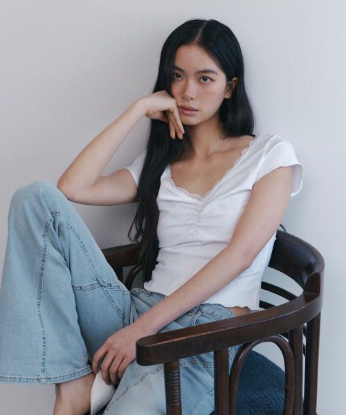 CURETTY(キュリティ)の「C V-NECK LACE SHIRRING TOP_WHITE(Tシャツ/カットソー・レディース・ホワイト・SMALL)」の4枚目の写真