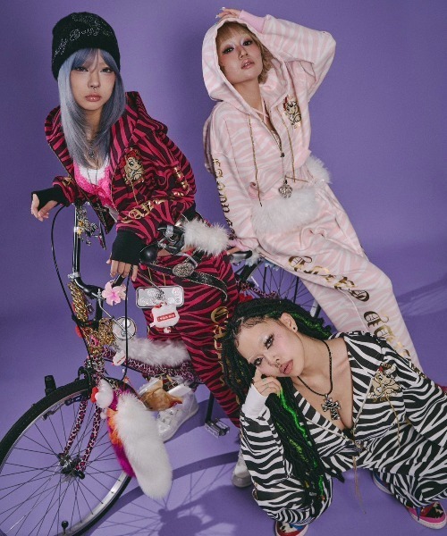 GALFY(ガルフィー)の「【GALFY】治安悪ゼブラパーカー / 【ガルフィー】ゼブラ柄ジップパーカー(パーカー・レディース・ホワイト×ピンク/ホワイト×ブラック/ブラック×ピンク・M)」の4枚目の写真