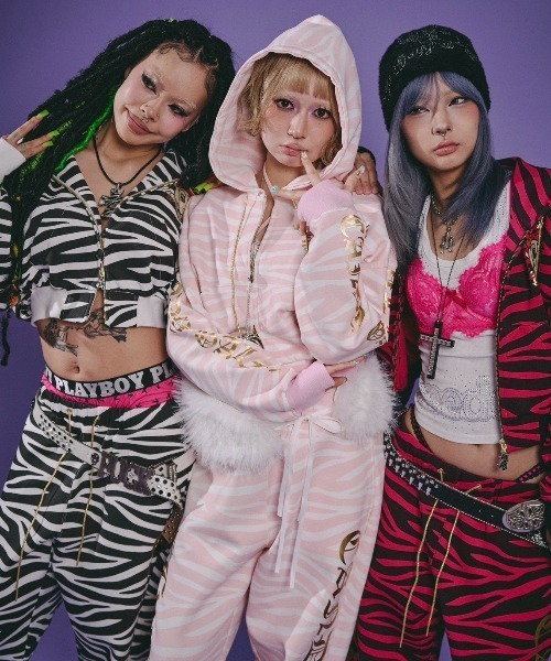 GALFY(ガルフィー)の「【GALFY】治安悪ゼブラパーカー / 【ガルフィー】ゼブラ柄ジップパーカー(パーカー・レディース・ホワイト×ピンク/ホワイト×ブラック/ブラック×ピンク・M)」の7枚目の写真