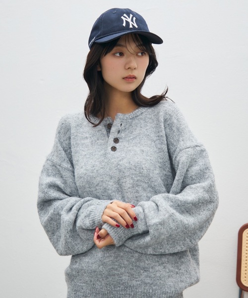 UNDERSTATEMENTs(アンダーステイトメント)の「【ユニセックス】配色ヘンリーネックルーズニット(ニット/セーター・メンズ・グレー/ネイビー/ブラック/レッド・LARGE/MEDIUM)」の2枚目の写真