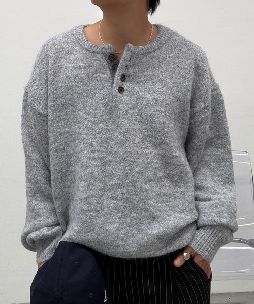 UNDERSTATEMENTs(アンダーステイトメント)の「【ユニセックス】配色ヘンリーネックルーズニット(ニット/セーター・メンズ・グレー/ネイビー/ブラック/レッド・LARGE/MEDIUM)」の19枚目の写真