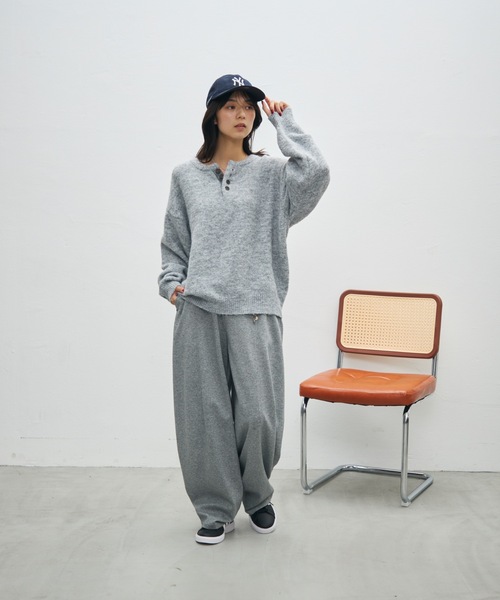 UNDERSTATEMENTs(アンダーステイトメント)の「【ユニセックス】配色ヘンリーネックルーズニット(ニット/セーター・メンズ・グレー/ネイビー/ブラック/レッド・LARGE/MEDIUM)」の5枚目の写真