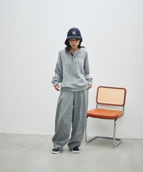 UNDERSTATEMENTs(アンダーステイトメント)の「【ユニセックス】配色ヘンリーネックルーズニット(ニット/セーター・メンズ・グレー/ネイビー/ブラック/レッド・LARGE/MEDIUM)」の8枚目の写真