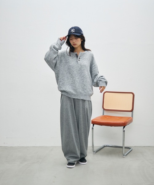 UNDERSTATEMENTs(アンダーステイトメント)の「【ユニセックス】配色ヘンリーネックルーズニット(ニット/セーター・メンズ・グレー/ネイビー/ブラック/レッド・LARGE/MEDIUM)」の9枚目の写真