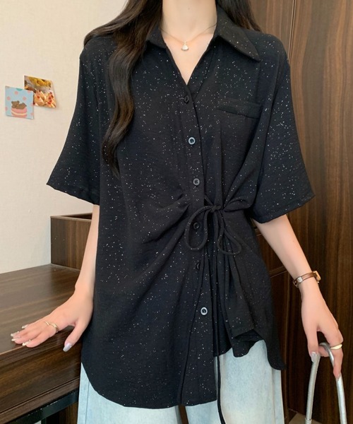 AMAJI(アマジ)の「スパンコール アシンメトリー リボン付き 半袖ブラウス(シャツ/ブラウス・レディース・ホワイト/ブラック/パープル・MEDIUM/LARGE/X-LARGE)」の2枚目の写真
