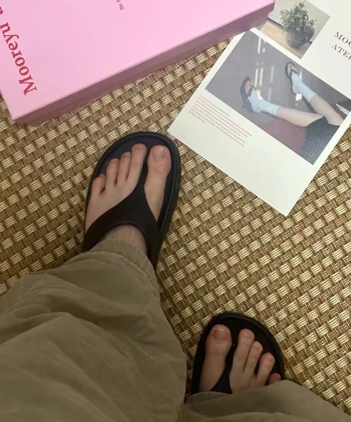 Vipoa(ヴィポア)の「EVA FLIP トングサンダル(サンダル・レディース・アイボリー/ブラック・SMALL/MEDIUM/LARGE)」の6枚目の写真