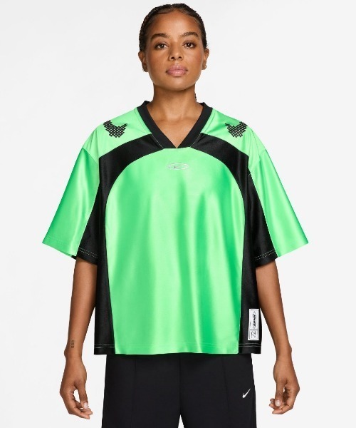 NIKE(ナイキ)の「NIKE NSW Oversized Jersey(ナイキ オーバーサイズド ジャージー)(Tシャツ/カットソー・レディース・グリーン系/ブラック系・SMALL/X-SMALL/LARGE)」の2枚目の写真
