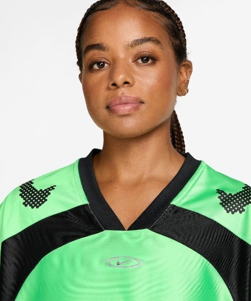 NIKE(ナイキ)の「NIKE NSW Oversized Jersey(ナイキ オーバーサイズド ジャージー)(Tシャツ/カットソー・レディース・グリーン系/ブラック系・SMALL/X-SMALL/LARGE)」の5枚目の写真
