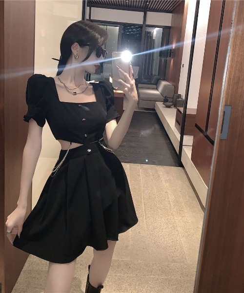 NoBelle(ノベル)の「チェーン付き ウエストカットスクエアネックパフスリーブミニワンピース ワンホン系/財閥系(ワンピース・レディース・ブラック・M)」の11枚目の写真