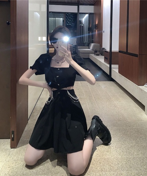 NoBelle(ノベル)の「チェーン付き ウエストカットスクエアネックパフスリーブミニワンピース ワンホン系/財閥系(ワンピース・レディース・ブラック・M)」の4枚目の写真