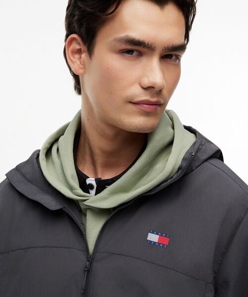 tommy jeans(トミー ジーンズ)の「シカゴパッカブルジャケット(ナイロンジャケット・メンズ・グレー/レッド系6・LARGE/SMALL/MEDIUM)」の4枚目の写真