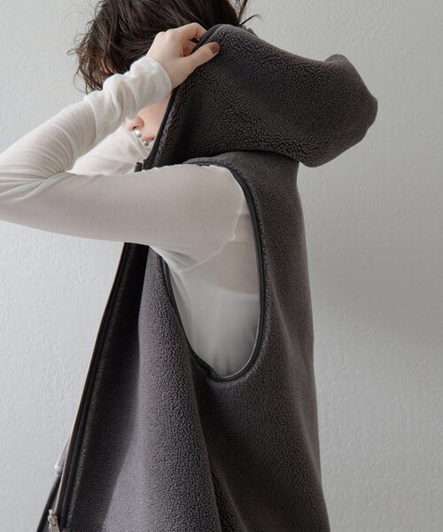 Whim Gazette(ウィムガゼット)の「<WEB限定カラーあり>【THE PAUSE】ボアフードロングジレ(ベスト・レディース・ライトベージュ/ダークブラウン/チャコールグレー・FREE)」の8枚目の写真