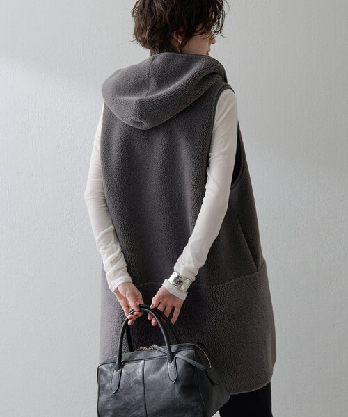 Whim Gazette(ウィムガゼット)の「<WEB限定カラーあり>【THE PAUSE】ボアフードロングジレ(ベスト・レディース・ライトベージュ/ダークブラウン/チャコールグレー・FREE)」の10枚目の写真