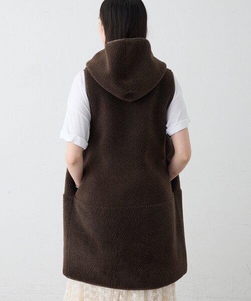 Whim Gazette(ウィムガゼット)の「<WEB限定カラーあり>【THE PAUSE】ボアフードロングジレ(ベスト・レディース・ライトベージュ/ダークブラウン/チャコールグレー・FREE)」の17枚目の写真